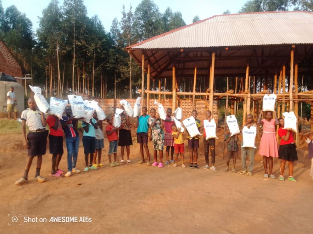 w tle konstrukcja budynku klas szkoły do wykończenia i internat w budowie z cegły